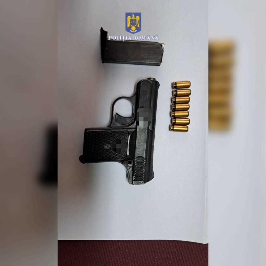 Armă introdusă ilegal în ţară, descoperită de poliţiştii din Caraş-Severin / Suspectul a adus din Austria şi muniţie