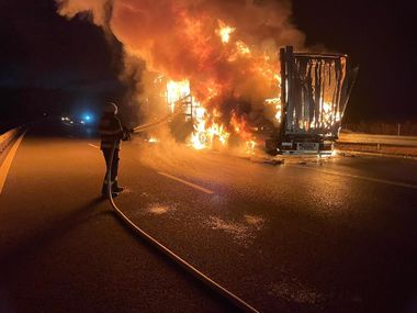 Trafic restricţionat pe sensul către Târgu Mureş al A3, în judeţul Mureş, din cauza unui incendiu izbucnit la remorca unui TIR încărcat cu electrocasnice - FOTO, VIDEO