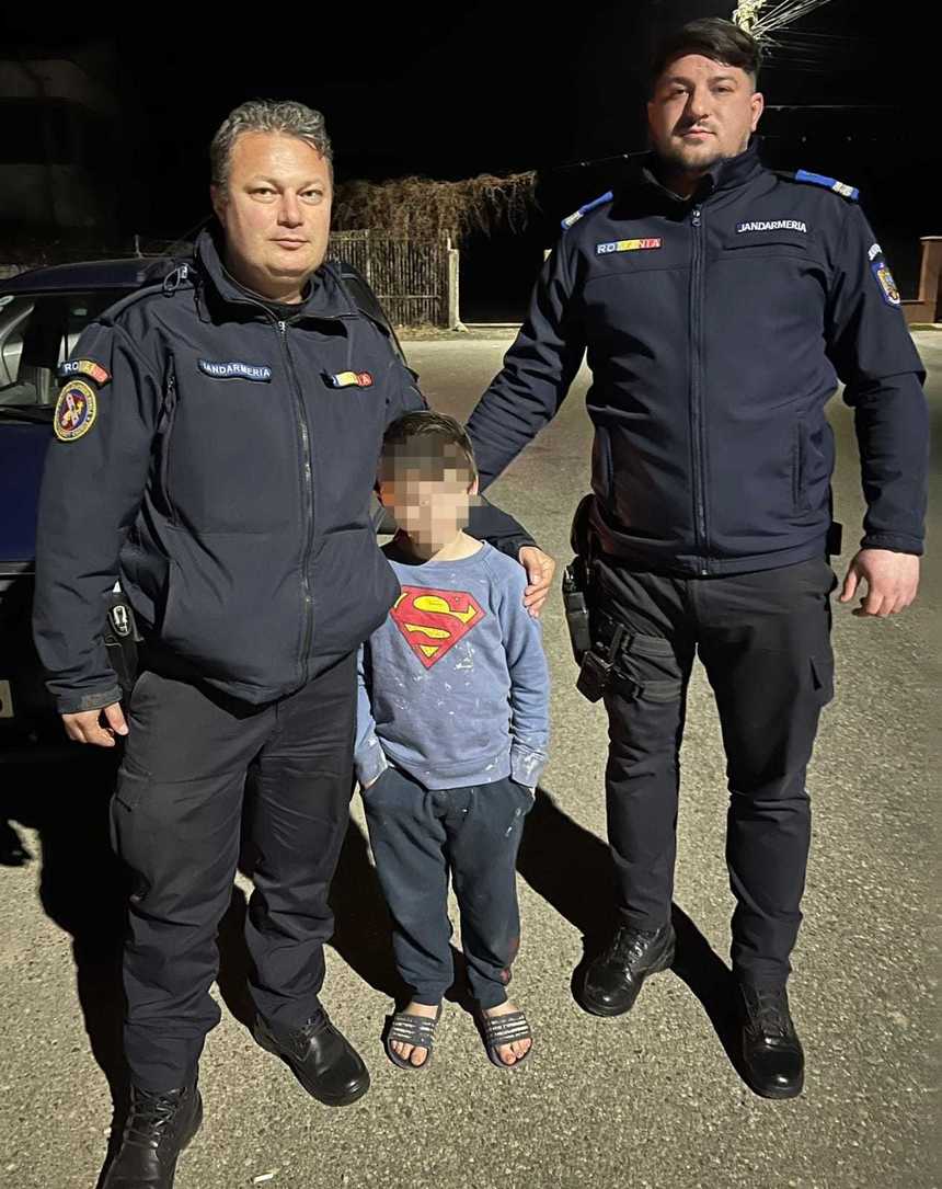 Craiova: Băiat de opt ani care fugise de acasă de teamă că va fi pedepsit pentru că a spart un televizor, găsit de jandarmi într-o fabrică dezafectată