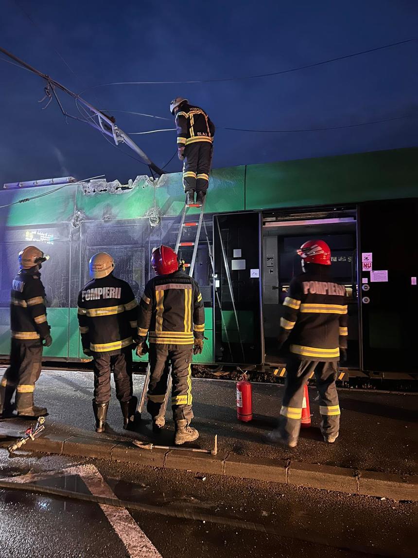 UPDATE - Un tramvai a luat foc în staţia din gara Aradul Nou / Au intervenit pompierii / Cum s-a produs incidentul 