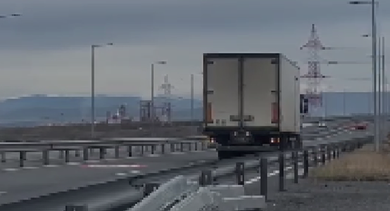 Un şofer a mers cu spatele pe autostradă,  în zona Turda-Sebeş / A fost amendat şi a rămas pe loc fără permis de conducere - VIDEO
