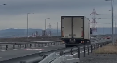 Un şofer a mers cu spatele pe autostradă,  în zona Turda-Sebeş / A fost amendat şi a rămas pe loc fără permis de conducere - VIDEO