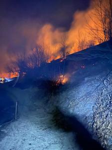 Bacău: Incendiu de pădure la Slănic Moldova/ Pompierii intervin, dar zona este greu accesibilă - FOTO