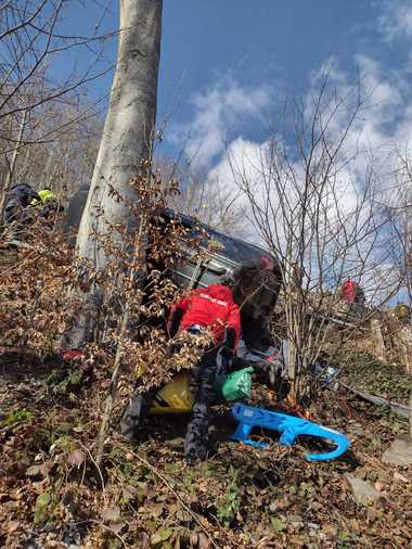 Accident rutier cu trei persoane implicate, în zona montană din judeţul Bihor / Primele echipe ajunse la faţa locului au asigurat autoturismul, pentru a nu cădea de pe versant