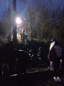 UPDATE - Un tren care circula pe ruta Arad- Bucureşti Nord s-a oprit brusc, pentru a evita ciocnirea cu un tren de marfă care deraiase / Patru persoane, la spital / Director AGIFER: A fost o ajungere din urmă şi o tamponare violentă- FOTO