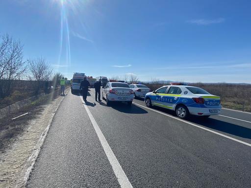 Vrancea: Două persoane au murit şi alte două au fost rănite, după ce un autoturism şi un TIR s-au ciocnit pe DN 2

