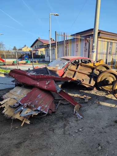 Giurgiu: Autotren cu fier vechi, răsturnat pe DN 6/ Capul tractor s-a oprit în peretele Căminului Cultural din Naipu, iar una dintre remorci a căzut peste un autoturism parcat - FOTO