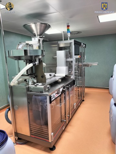 Autorităţile anunţă destructurarea celei mai mari grupări implicate în deturnarea de precursori şi producţia de metamfetamină din Europa / Gruparea, formată din cetăţeni români şi străini / Aproape 169 de milioane de comprimate, vândute în străinătate

