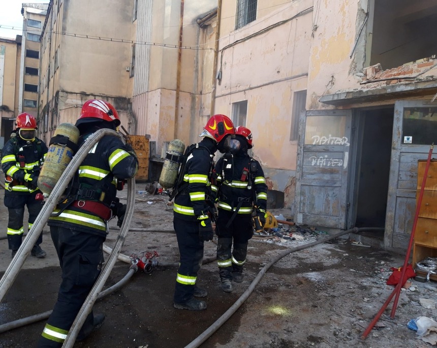 Bihor: Incendiu în subsolul unui bloc, unde erau şase butelii cu acetilenă şi oxigen / Intervenţia pompierilor, dificilă

