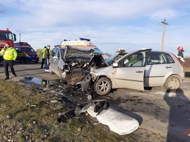 UPDATE - Arad: Cinci persoane, între care doi copii, rănite într-un accident produs la ieşirea din oraşul Ineu/ O femeie era încarcerată şi inconştientă, fiind făcute manevre de resuscitare, dar în final a fost declarat decesul - FOTO