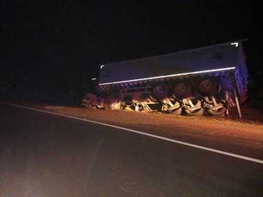 Braşov: TIR încărcat cu cereale, răsturnat pe DN 13. Primele date arată că şoferul este beat - FOTO