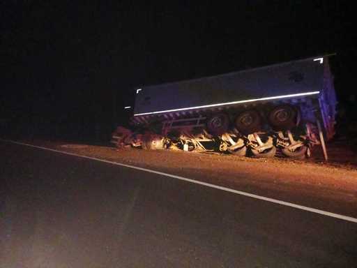 Braşov: TIR încărcat cu cereale, răsturnat pe DN 13. Primele date arată că şoferul este beat - FOTO