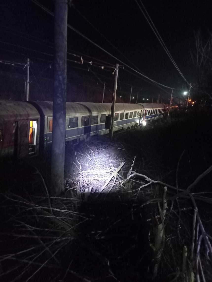 Accident de tren în Teleorman – O linie este în continuare blocată de două vagoane încărcate cu autoturisme avariate / Traficul de călători nu este afectat