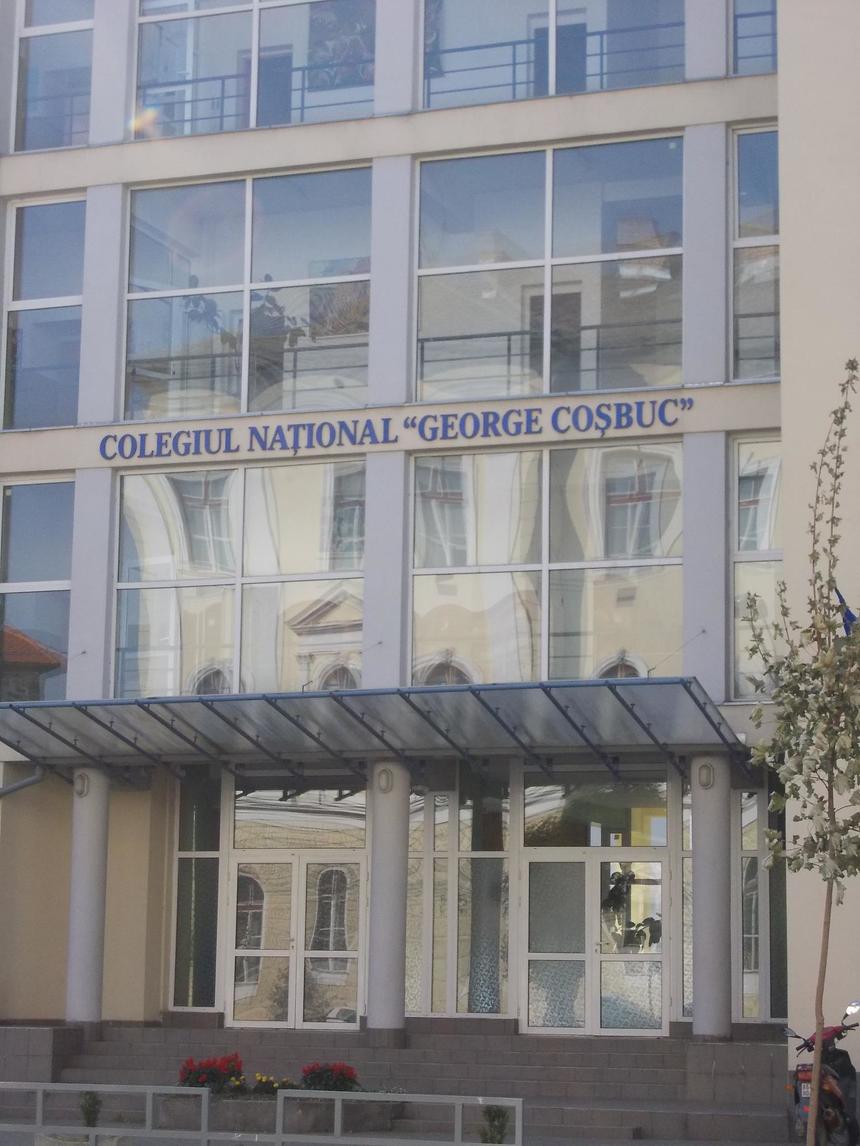 UPDATE - Cluj: Elevă de 13 ani, transportată la spital după ce a căzut de la înălţime, la Colegiul ”George Coşbuc”/ Ea ar fi căzut de la etajul al treilea al instituţiei de învăţământ