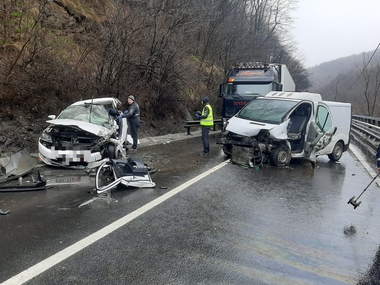 Sibiu: Patru persoane rănite, între care o fetiţă de doi ani, în urma unui accident produs pe DN 7, la Boiţa/ Traficul este blocat complet