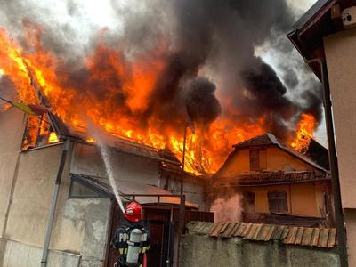 UPDATE - Braşov: Incendiu puternic la o casă de locuit. Flăcările s-au extins la o a doua locuinţă/ Focul, stins după două ore şi jumătate/ Proprietarul a primit îngrijiri medicale după ce a fost muşcat de propriul câine - FOTO, VIDEO