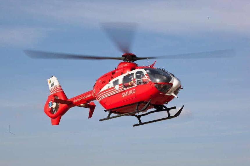 Vâlcea: Băiat de opt ani, accidentat grav după ce a ieşit de pe pârtia de schi, la Voineasa/ A fost solicitată intervenţia elicopterului SMURD