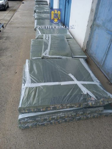 Dolj: Peste 30.000 de pachete de ţigări, găsite ascunse în plafonul remorcii unui TIR condus de un cetăţean bulgar. Şoferul a fost reţinut - FOTO
