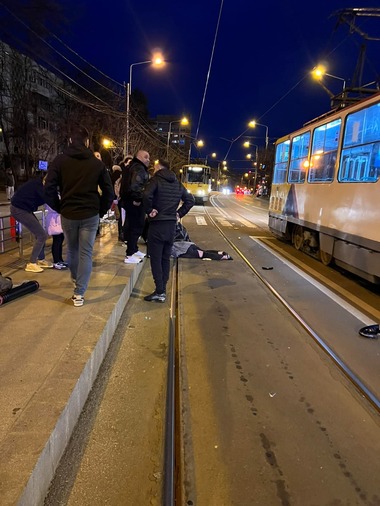 Ploieşti: Tânărul de 24 de ani care sâmbătă a accidentat o femeie şi un copil pe trecerea pentru pietoni era drogat. Cele două sunt internate în spital, ambele suferind fracturi 
