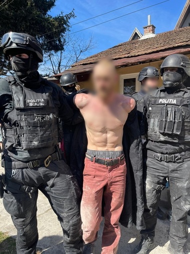 Cluj: Intervenţie a poliţiştilor, cu mascaţii, după ce au fost anunţaţi că e posibil ca o femeie să fie sechestrată  de soţul ei. În realitate, bărbatul o dăduse afară din casă şi s-a baricadat în podul locuinţei - FOTO
