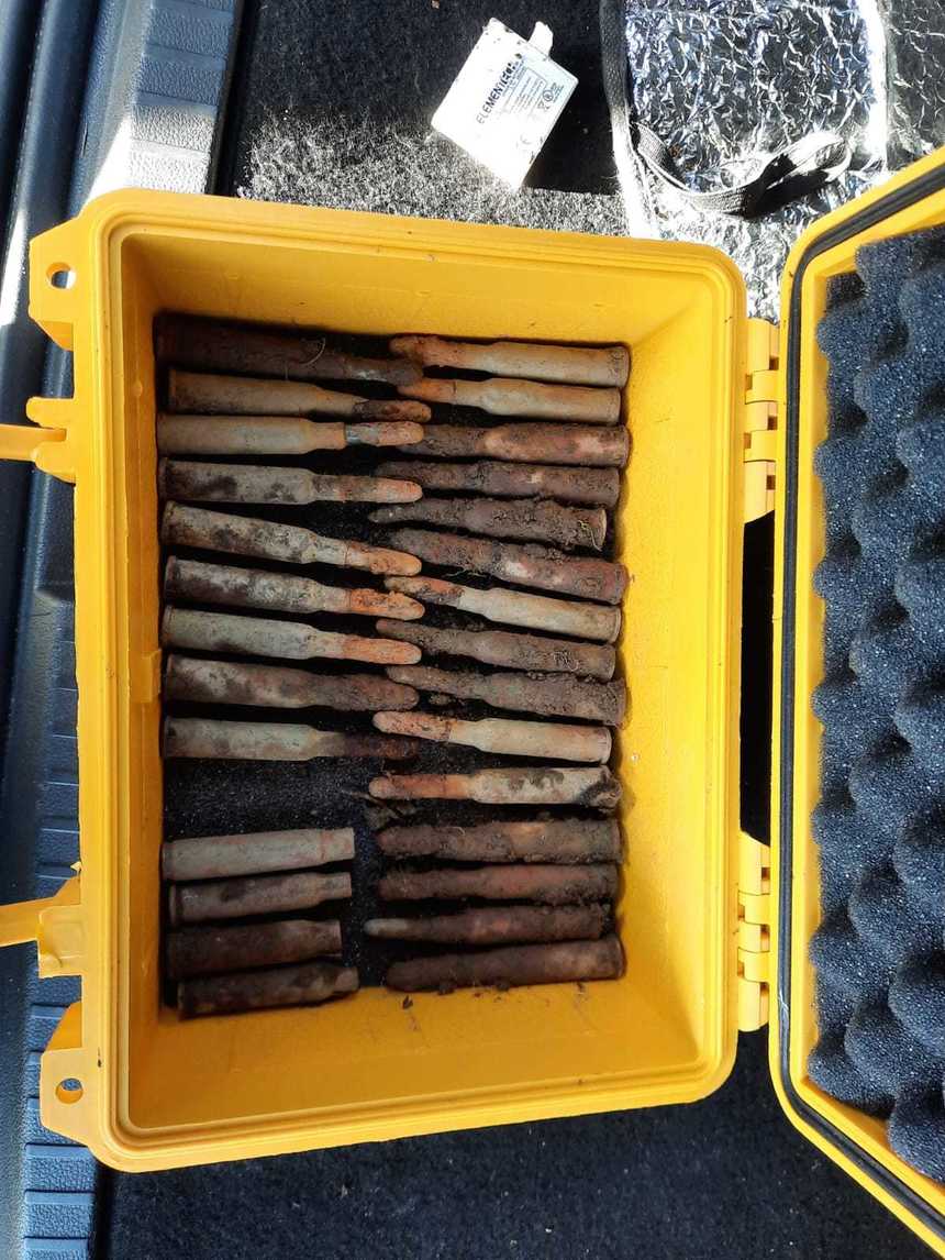 Argeş: Zeci de cartuşe şi o grenadă provenind din al Doilea Război Mondial, găsite de un localnic cu un detector de metale - FOTO
