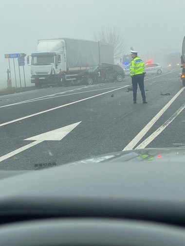 UPDATE - Buzău - Accident în lanţ cu cinci autovehicule pe DN2; doi bărbaţi, tată şi fiu, au ajuns la spital - FOTO