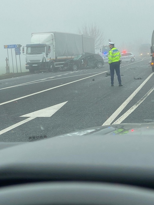 UPDATE - Buzău - Accident în lanţ cu cinci autovehicule pe DN2; doi bărbaţi, tată şi fiu, au ajuns la spital - FOTO