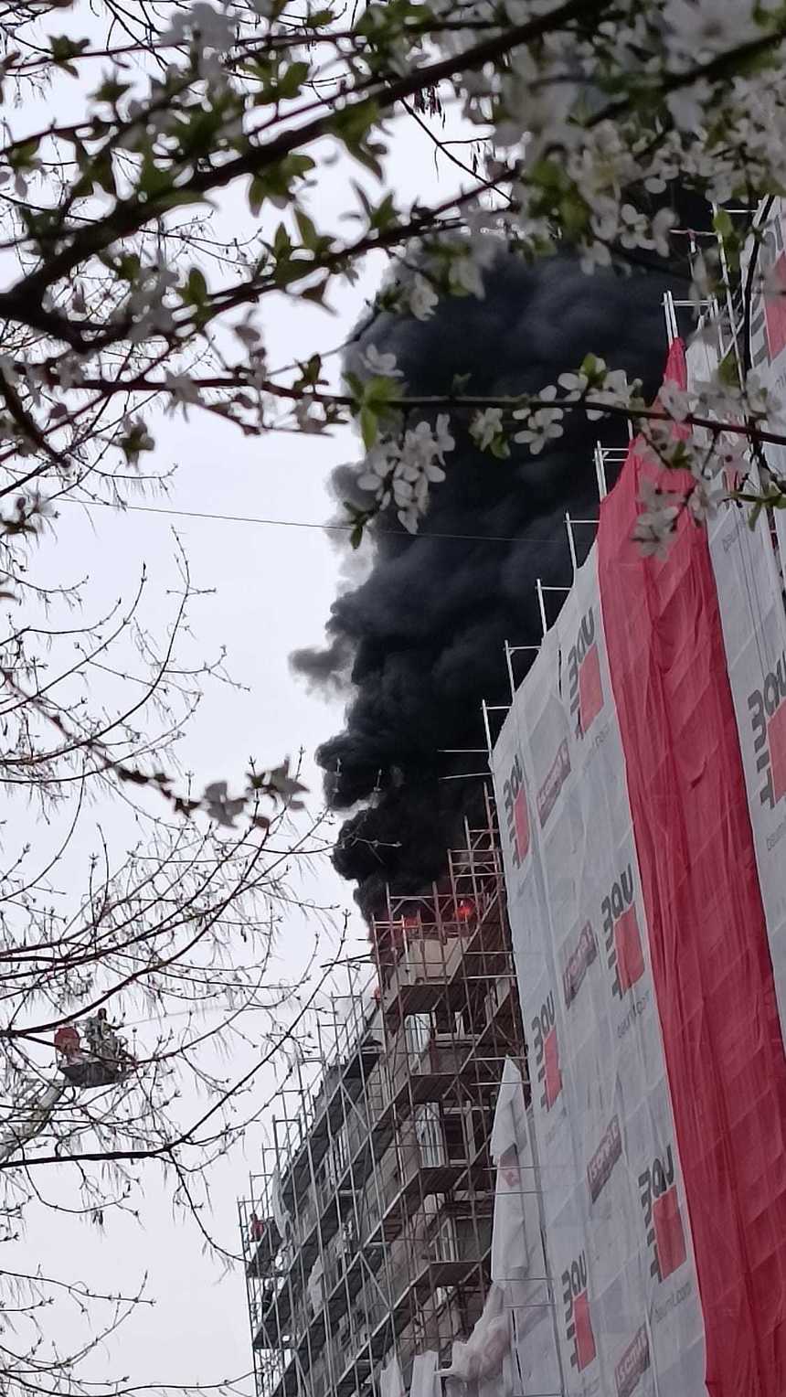 UPDATE - Incendiu la un bloc în reabilitare din Sectorul 5 / ISU - Două persoane cu atac de panică primesc îngrijiri / Focul a fost stins, fiind afectată doar terasa / Precizările Primăriei Sectorului 5 - FOTO
