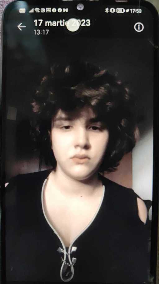 Adolescentă din Bucureşti, căutată de poliţişti / A plecat de acasă spre şcoală, dar nu a mai ajuns la destinaţie