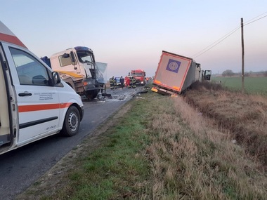 Impact între două TIR-uri la limita dintre judeţele Arad şi Timiş/ Doi bărbaţi au fost răniţi grav - FOTO
