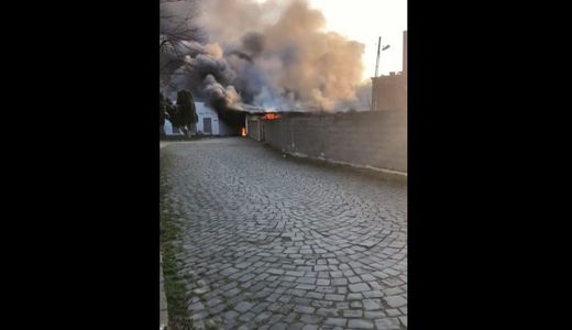 UPDATE - Incendiu cu degajări mari de fum la o hală de producţie din Lugoj / Au intervenit pompierii