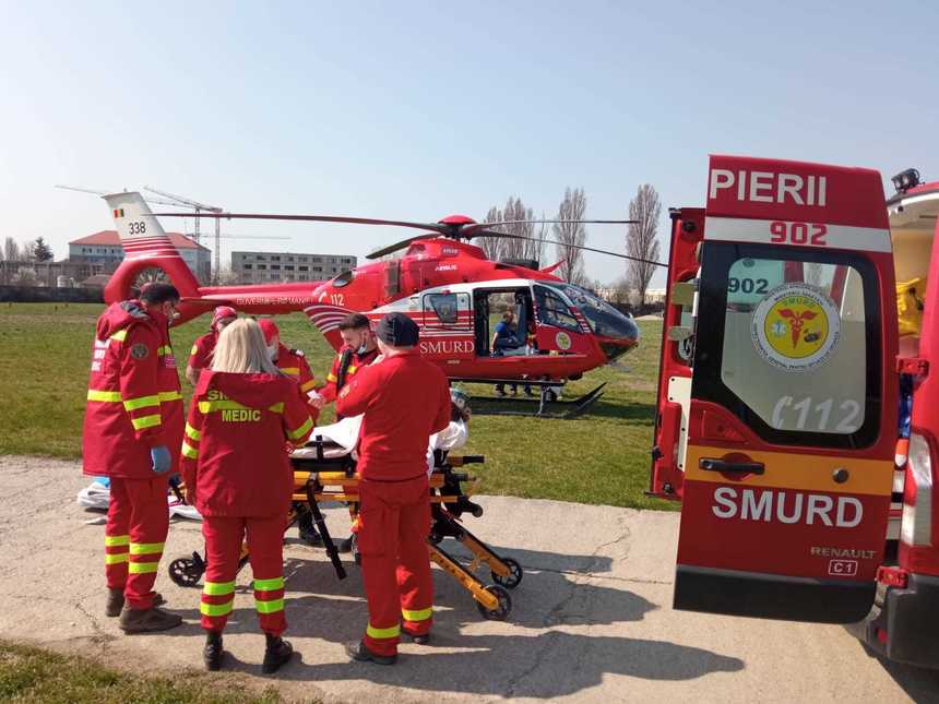 Inspectoratul General de Aviaţie: Adolescentă preluată de elicopterul SMURD după ce a căzut de la înălţime