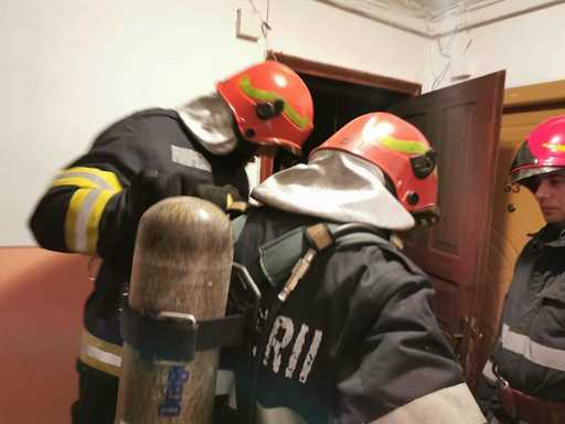 Botoşani: Un bărbat de 29 de ani, grav rănit după ce garsoniera în care locuieşte a fost cuprinsă de flăcări / Bărbatul a fost găsit inconştient în locuinţă