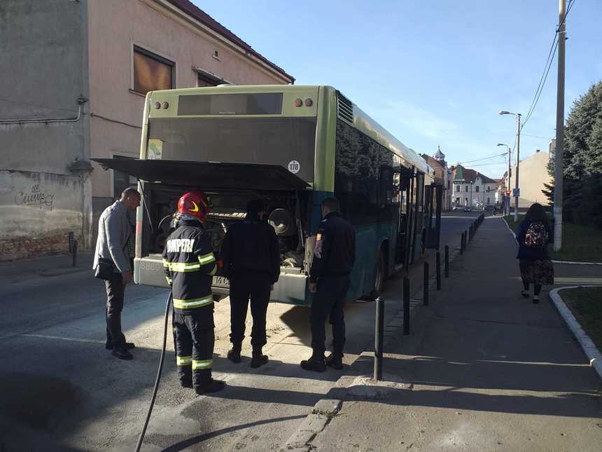 Incendiu la un autobuz aflat în mers, la Oradea/ Aproximativ 20 de călători, evacuaţi - FOTO, VIDEO