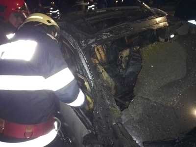 Trei autoturisme, distruse de un incendiu, la Râmnicu Vâlcea/ Focul a fost pus intenţionat - FOTO, VIDEO