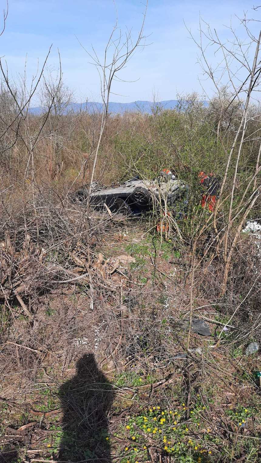 Arad: Maşină răsturnată la marginea unui drum judeţean / Şoferul ar fi decedat în urmă cu 12 ore