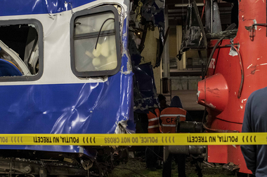 UPDATE - Accidentul feroviar din gara Galaţi - Dosar penal pentru infracţiunile de distrugere sau semnalizare falsă, ucidere din culpă şi vătămare corporală din culpă /Ce viteză avea locomotiva la impactul cu vagonul de călători / Starea victimelor - FOTO