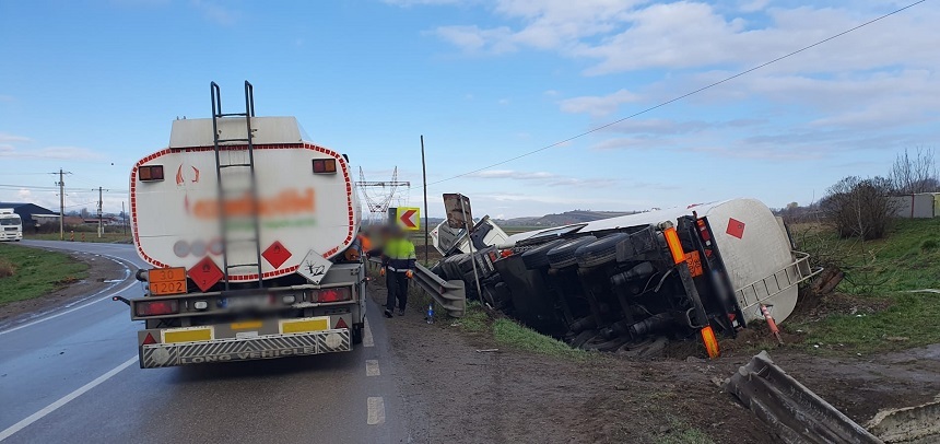 UPDATE - Accident pe DN 2, între Roman şi Fălticeni - O autocisternă încărcată cu motorină, înmatriculată în Ucraina, s-a răsturnat. Sunt scurgeri de combustibil / Autocisterna cu apă a ISU s-a răsturnat în drum spre accident - FOTO