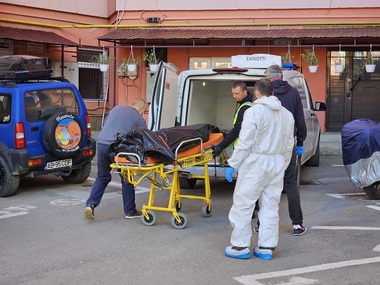 UPDATE - Un bărbat şi fiul său în vârstă de un an, găsiţi spânzuraţi într-un apartament din Alba Iulia / Bărbatul ar fi vrut să se răzbune pe mama copilului / Femeia a suferit un şoc şi a fost dusă la spital / Mesajul transmis de bărbat - FOTO