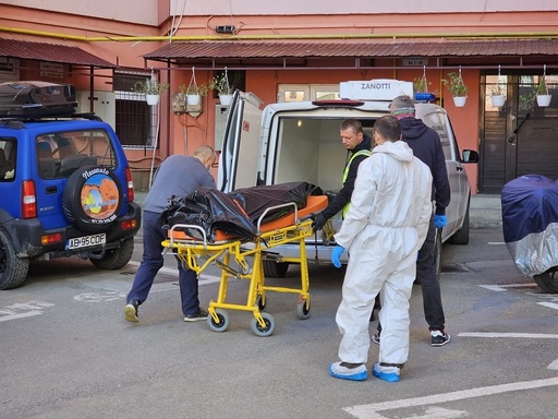 UPDATE - Un bărbat şi fiul său în vârstă de un an, găsiţi spânzuraţi într-un apartament din Alba Iulia / Bărbatul ar fi vrut să se răzbune pe mama copilului / Femeia a suferit un şoc şi a fost dusă la spital / Mesajul transmis de bărbat - FOTO