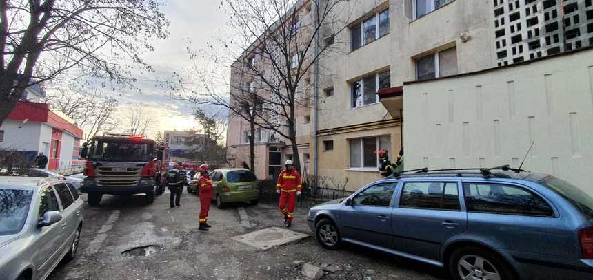 Explozie într-un apartament din municipiul Suceava/ Proprietarul, transportat la spital/ Deflagraţia s-ar fi produs în urma unei acumulări de gaze - FOTO, VIDEO