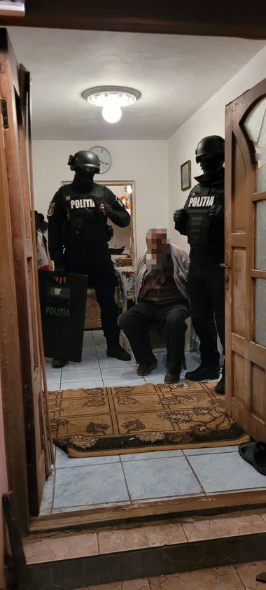 Neamţ: Intervenţie în forţă a poliţiştilor, după ce un bărbat a refuzat să i-o înapoieze fostei soţii pe fiica lor, în vârstă de 4 ani/ Bărbatul, alături de un bătrân, adresau ameninţări, folosind un topor/ Copila, găsită în beci, cu concubina tatălui