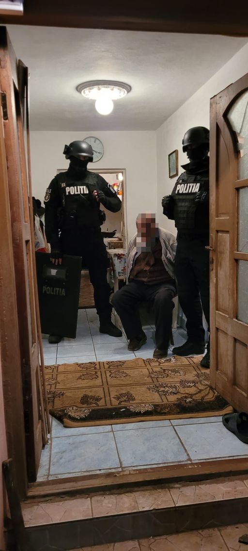 Neamţ: Intervenţie în forţă a poliţiştilor, după ce un bărbat a refuzat să i-o înapoieze fostei soţii pe fiica lor, în vârstă de 4 ani/ Bărbatul, alături de un bătrân, adresau ameninţări, folosind un topor/ Copila, găsită în beci, cu concubina tatălui