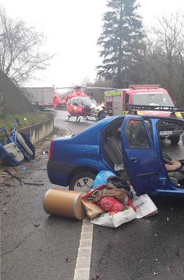 Două persoane, rănite în urma unui accident rutier în judeţul Caraş-Severin/ Una dintre victime, preluată de un elicopter SMURD - FOTO, VIDEO