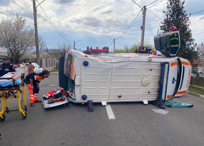Ialomiţa: Ambulanţă implicată într-un accident rutier – Un copil de un an care era transportat la spital, dar şi personalul autospecialei, răniţi