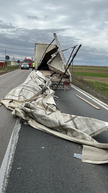 Brăila: Bărbat rănit după ce remorca unui camion s-a dezmembrat, din cauza vântului, pe E 87/ Bucăţi din aceasta au fost proiectate în cabina unui alt TIR - FOTO