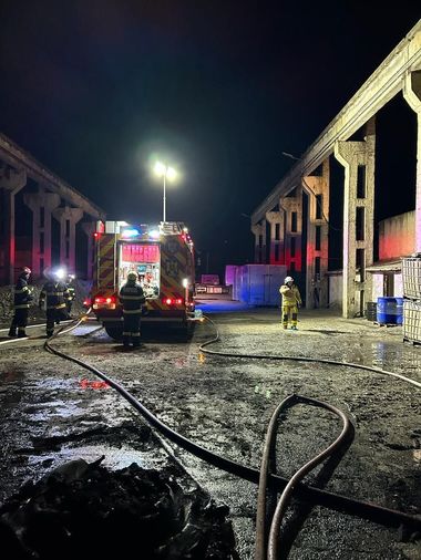 Mureş: Incendiu la o hală în care sunt depozitate mase plastice - FOTO / VIDEO