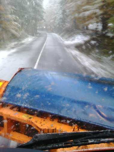 Ninge în mai multe zone din ţară, iar drumarii intervin pentru curăţarea carosabilului / Nu s-au impus restricţii de trafic