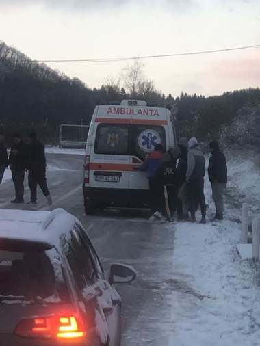 UPDATE - Bistriţa-Năsăud: Trafic oprit pe DN 17 C, între localităţile Bistriţa şi Năsăud, din cauza poleiului / Maşini blocate în zonă / Imagini cu o ambulanţă împinsă de mai multe persoane, publicate pe internet / Zeci de apeluri la 112 - FOTO