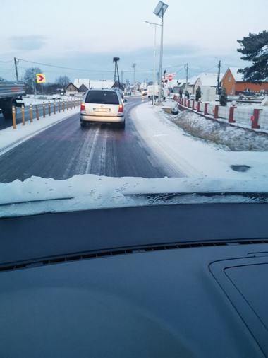 Situaţia traficului din judeţul Bistriţa-Năsăud, monitorizată de Comitetul Judeţean pentru Situaţii de Urgenţă / Zeci de apeluri la 112 pentru a semnala maşini blocate / Patru accidente rutiere în judeţ

